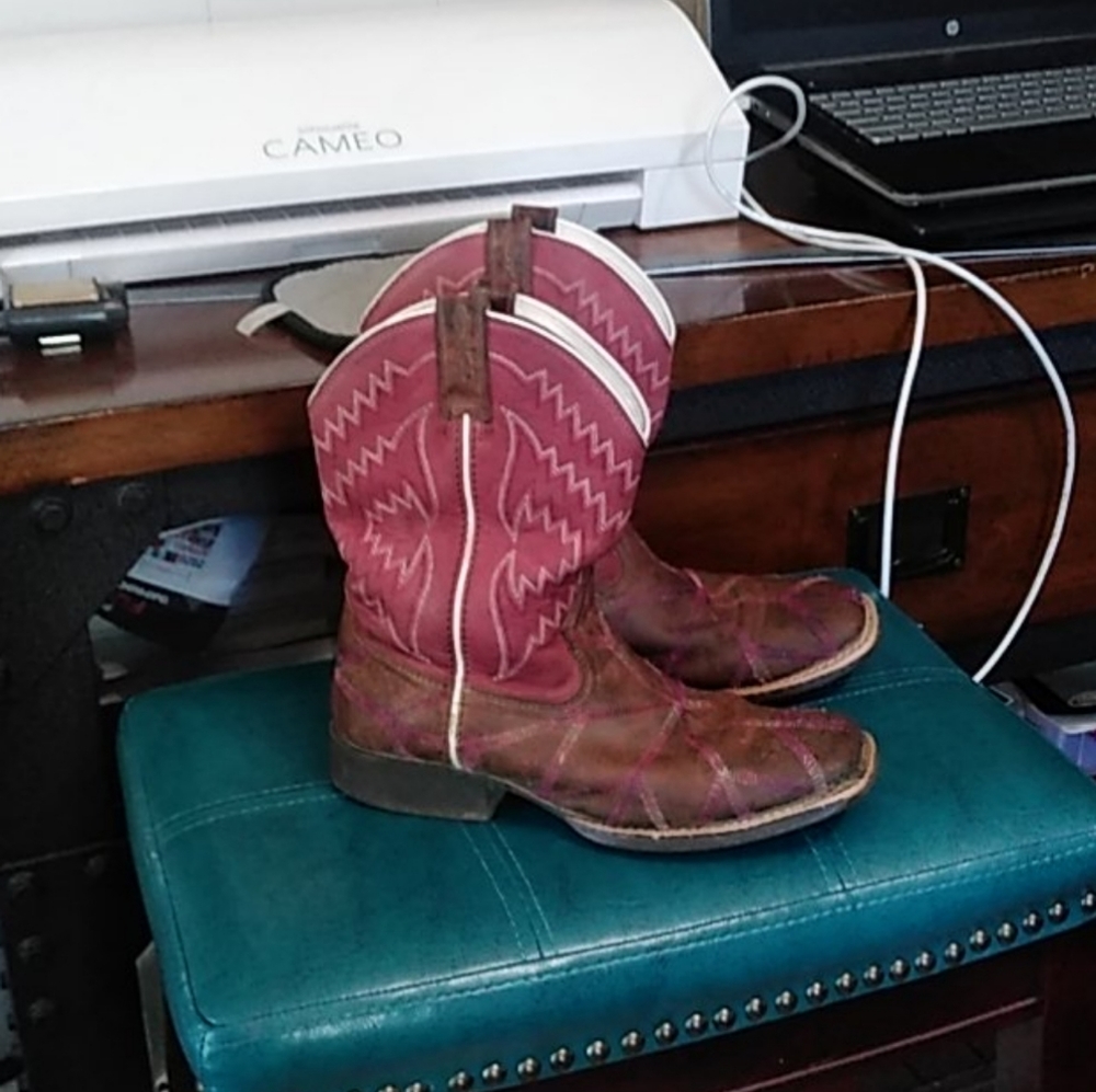 Girls Ariat square toe pull on riding boots